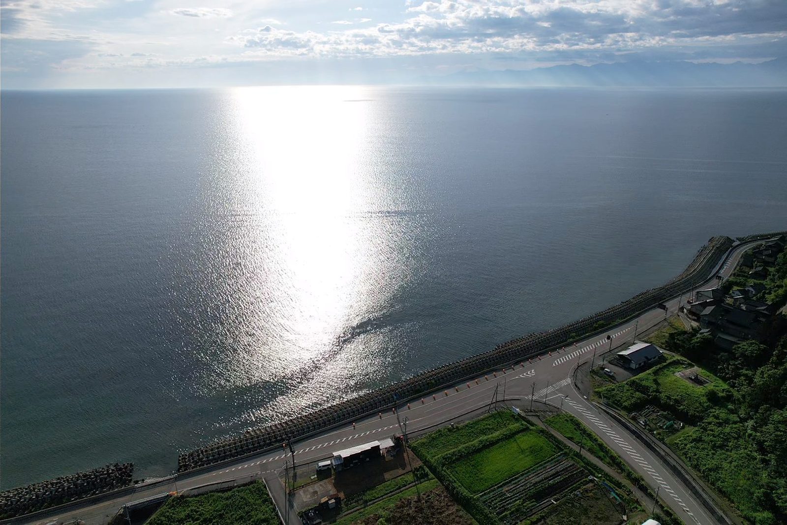 朝の海。水平線から宿の前まで、朝陽の道がのびる